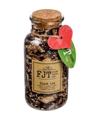 Черный чай с кусочками имбиря, корицей и мёдом