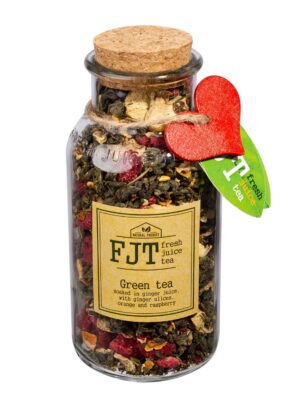 Зеленый чай с кусочками имбиря, апельсином и малиной