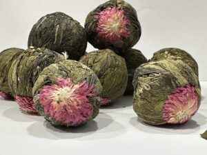 Kootud roheline tee kr&uuml;santeemi ja ristikheina kroonlehtedega / Вязаный зелёный чай с лепистками хризантемы и клевера