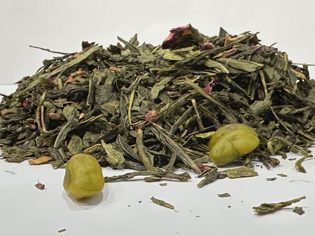 Roheline tee vaarikate ja pistaatsiapähklitega / Зелёный чай с малиной и фисташками